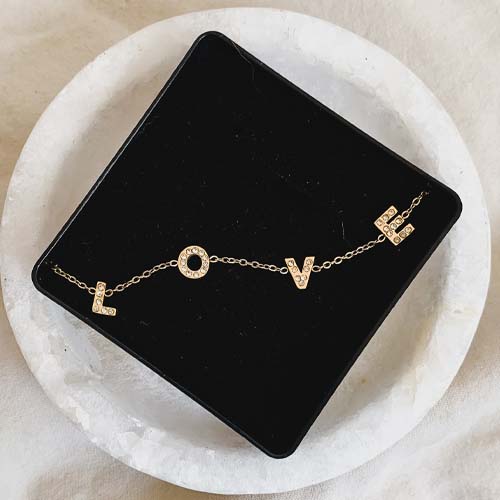 Armband met LOVE letters | Brievenbuscadeaus By Friendship Falicia